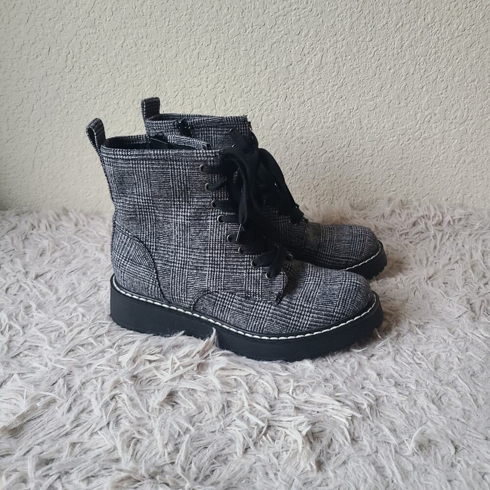 Madden Girl Checkered Pattern Black and Gray Books Size 6